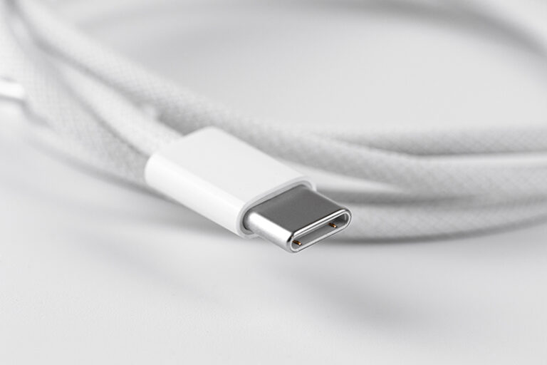 「USB-C充電トラブル、端子クリーニングがカギ！」