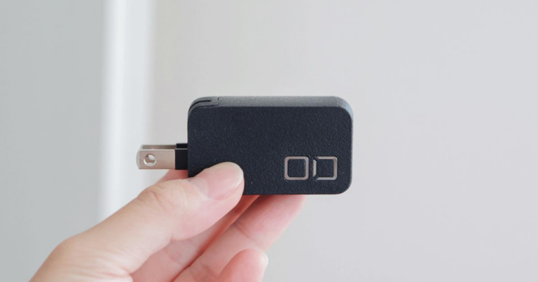 「驚愕！CIOの超小型充電器で快適生活」