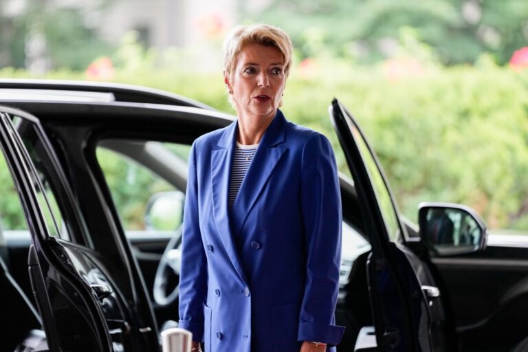 スイス大統領、サッチャー信奉も強硬姿勢が裏目に