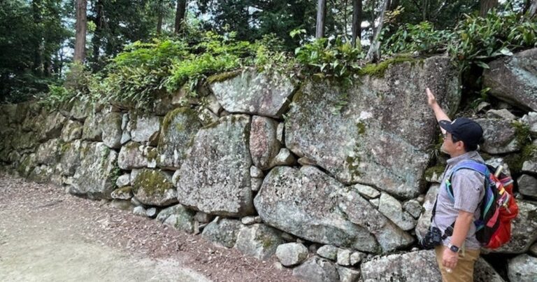 散歩日和:お城凸凹編　安土城／4（滋賀県近江八幡市）　中心部炎上“犯人”は…