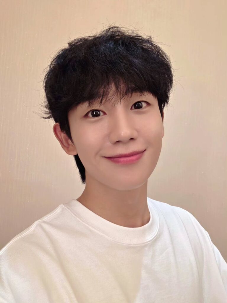 チョン・ヘイン、白のビジュアルで圧倒！