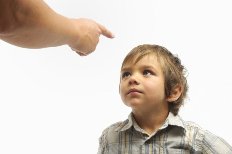 「率直な子どもが大人に叱責される理由」