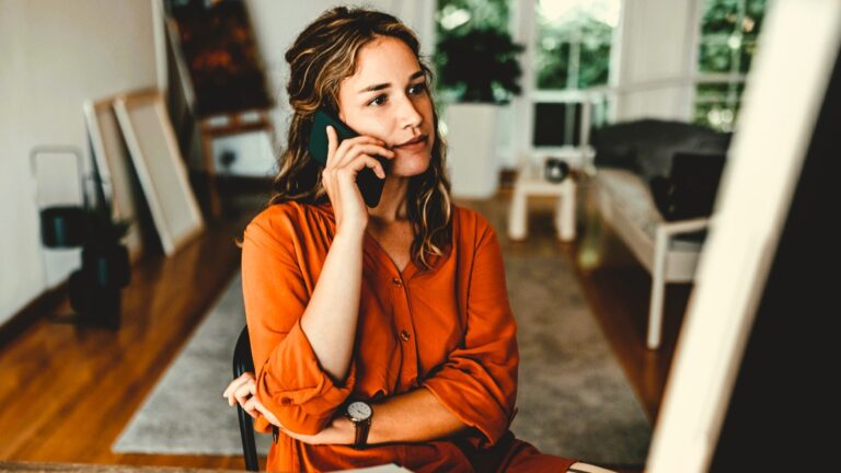 「英国高校生、電話対応授業で新時代のコミュニケーションを学ぶ」