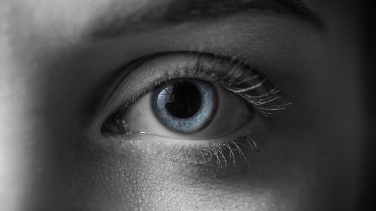 「Gen Zの無表情視線に迫る世代間のギャップ」