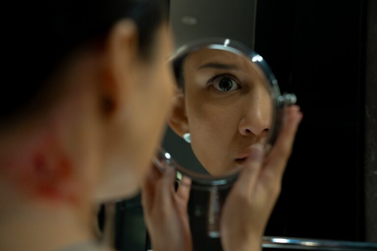 「サソリ姑＆マザコン夫が話題！Netflixスリラー」