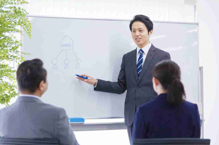 「日本の平均年収は460万円」と聞きますが、これは東京や大阪など都市部のみでしょうか？地方在住だと、どれくらいの年収が“平均的”とされるのでしょうか？ |