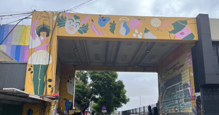 YouTuberが襲撃！警告無視のスラム潜入記