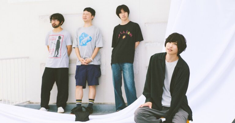 「カオティックなパンクバンド、真夏のロックEP登場！」