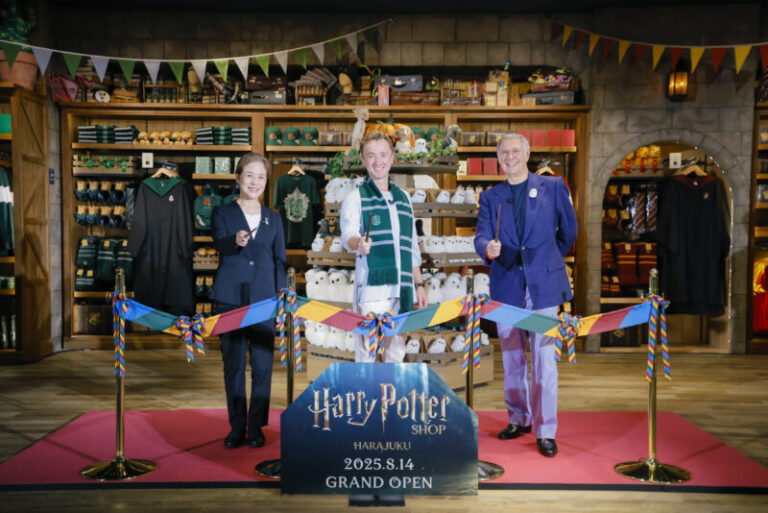 【編集部レポ📝】トム・フェルトン、魔法の杖でテープカット🪄日本初の旗艦店「ハリー・ポッター ショップ 原宿」8月14日(木)グランドオープニングセレモニーの様子を公開💚🌳✨ | Nom de plume(ノンデプルーム)