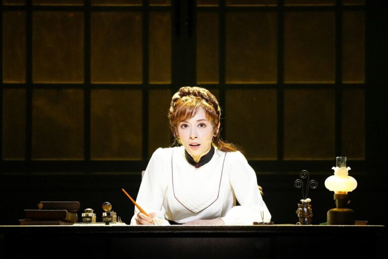 明日海りお主演、自由を求める女性作家の物語『コレット』上演中！