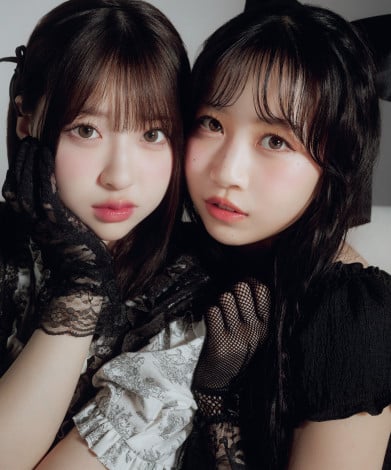 『CanCam』2025年10月号に登場する（左から）桜庭遥花、松本かれん 