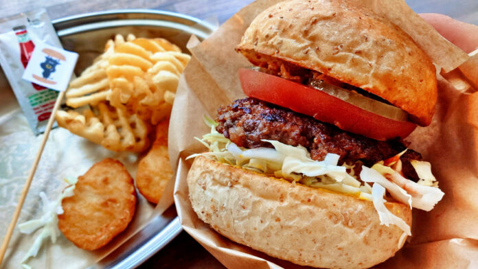 「絶品！ヤチクロバーガー試食レポ」