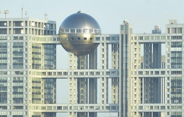 「青髪美女、歌声で人気急上昇！」