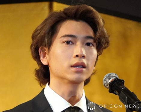 庄司浩平、黒い衣装で.jpg