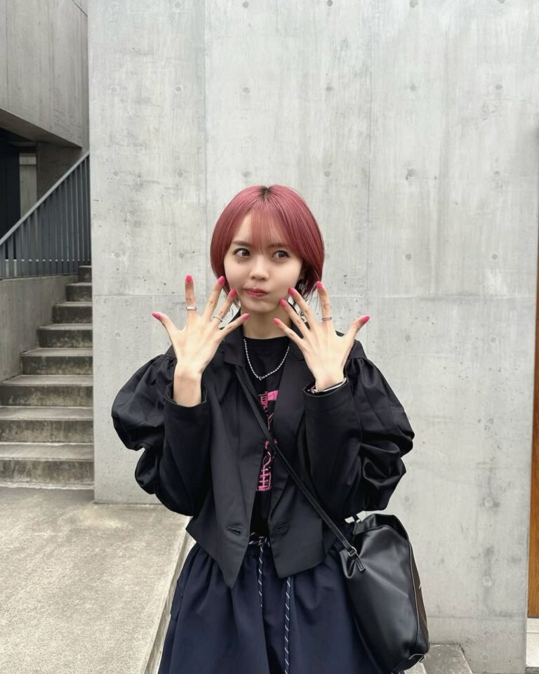 粗品元妻のタトゥー姿が話題！美しい横顔と笑顔の夜公開！