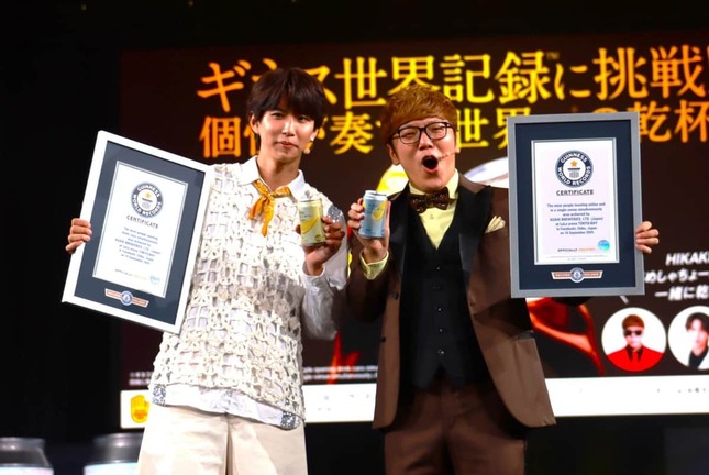 ギネス世界記録の認定証を持つヒカキンさん、はじめしゃちょーさん