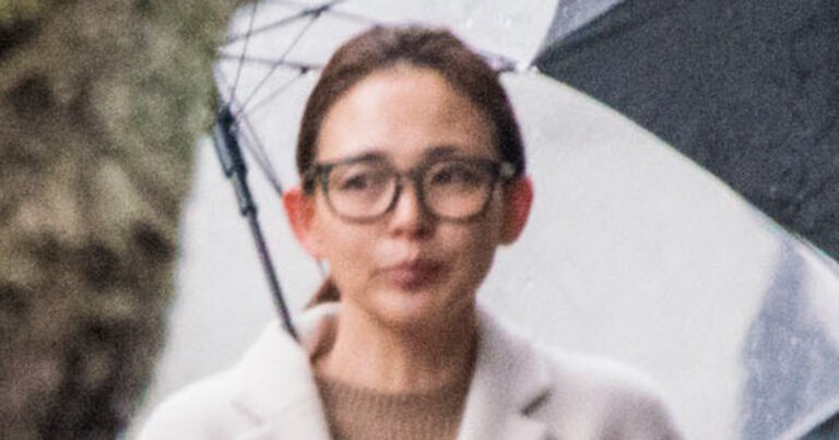 SHIHO 13歳モデル長女との母娘共演が話題も…“日本進出”でネックとなる“叱らない育児炎上”の過去 | 女性自身