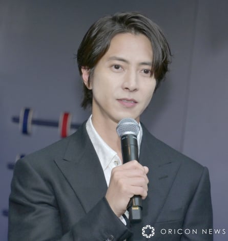 山下智久、後輩たちと.jpg