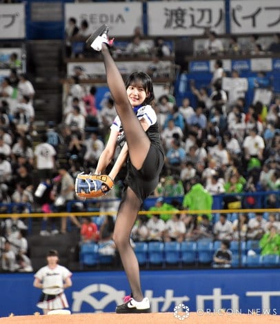 始球式を行った岡田紗佳
