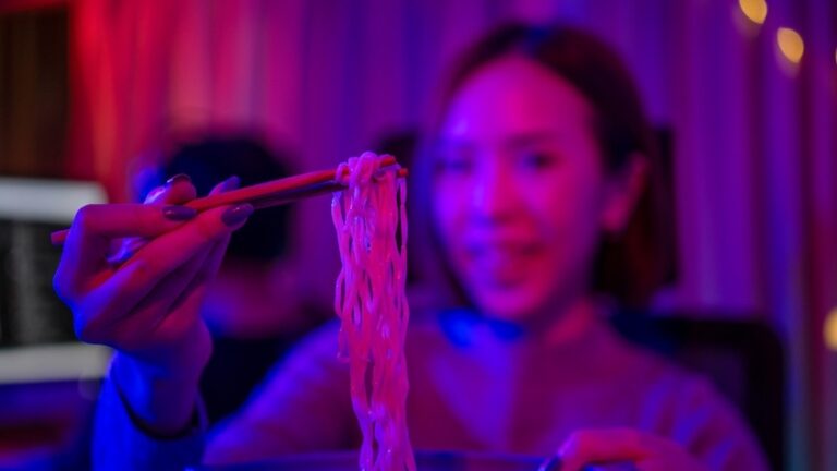 「Z世代が熱狂！麺を楽しむフードレイブとは？」