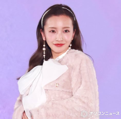 板野友美の美脚とフェミニンなスタイル
