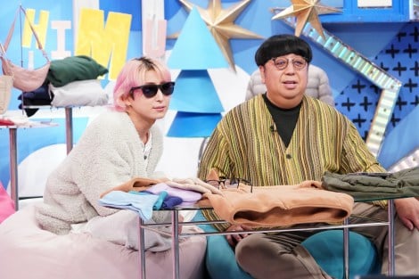 ユニクロに関する特集を楽しむ佐久間大介と日村勇紀